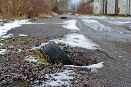 O śmieciach między drogą a rzeką