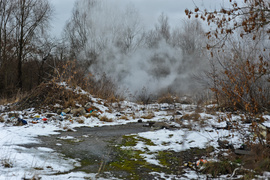 O śmieciach między drogą a rzeką