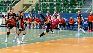 Długi przestój i porażka Startu z liderkami