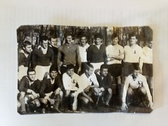 Pamiątkowe zdjęcie po pucharowym meczu Olimpia Elbląg - Legia Warszawa w 1966 r. Stoją: Ostałowski (OE), Brajtenbach (OE), Rogowski (OE), Grotyński, Apostel, Nahorski (OE), Mahseli, Trzaskowski, Żmijewski. Klęczą: Weiss (OE)), Stelina (OE)), Brychczy, Korzeniowski, Augustyniak (OE)), Blaut, Brychczy