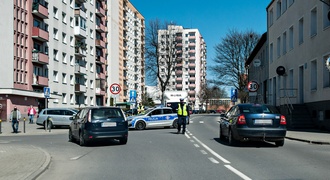 Cofając, potrącił kobietę