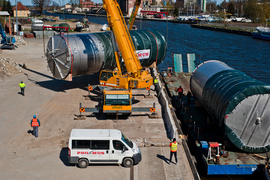 Gigantyczne zbiorniki popłyną barkami
