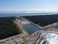 Na przekopie kładą asfalt