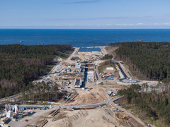 Na przekopie kładą asfalt