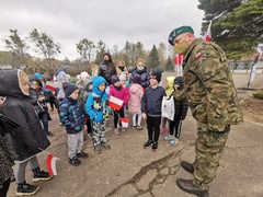 „Żywa” lekcja patriotyzmu w Przedszkolu i Żłobku Mały Europejczyk w Elblągu