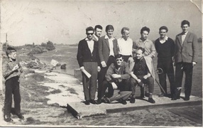 Żółto-biało-niebieska saga rodzinna