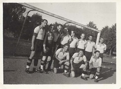 Żółto-biało-niebieska saga rodzinna