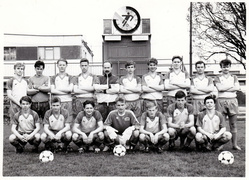 Juniorzy Olimpii Elbląg 1990 r. Marek Grudziński pierwszy z lewej w górnym rzędzie, Tomasz Grudziński szósty z lewej w górnym rzędzie, trener Lech Strembski piąty w górnym rzędzie
