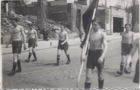 Żółto-biało-niebieska saga rodzinna