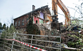 Trwa rozbiórka 120-letniego budynku