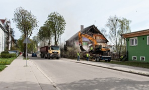 Trwa rozbiórka 120-letniego budynku