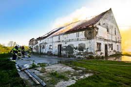 Pożar budynku gospodarczego, z ogniem walczyło blisko 30 strażaków