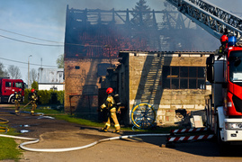 Pożar budynku gospodarczego, z ogniem walczyło blisko 30 strażaków