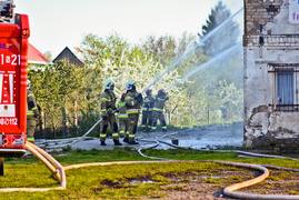 Pożar budynku gospodarczego, z ogniem walczyło blisko 30 strażaków