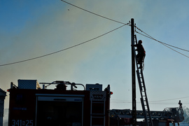 Pożar budynku gospodarczego, z ogniem walczyło blisko 30 strażaków