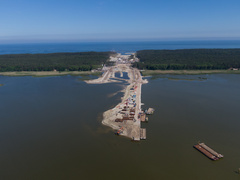 Pierwszy z mostów na Mierzei przechodzi próbne obciążenia