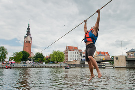 Na linie przez rzekę