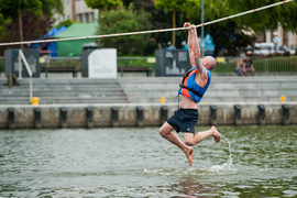 Na linie przez rzekę
