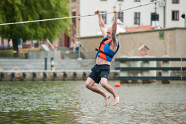 Na linie przez rzekę