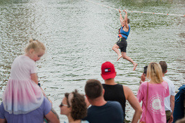 Na linie przez rzekę