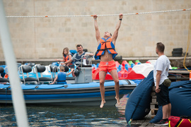 Na linie przez rzekę