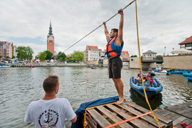 Na linie przez rzekę