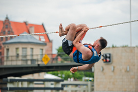 Na linie przez rzekę