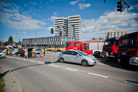Kolizja 4 aut na czerwonym świetle