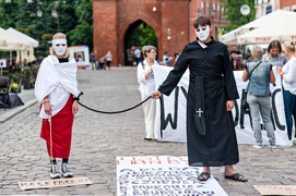 \"Ręce precz od Polski\". Happening na Starym Mieście