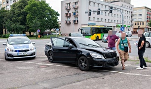 Kolizja przy komendzie policji