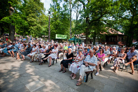 Profesor i studentka. Dwa światy na scenie przy stoliku