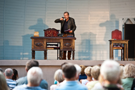 Profesor i studentka. Dwa światy na scenie przy stoliku