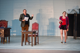 Profesor i studentka. Dwa światy na scenie przy stoliku