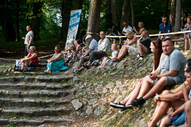 Profesor i studentka. Dwa światy na scenie przy stoliku