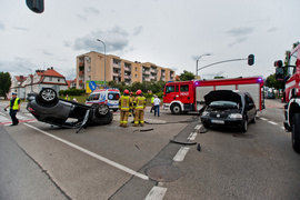 Zderzenie z dachowaniem na skrzyżowaniu Brzeska-Robotnicza