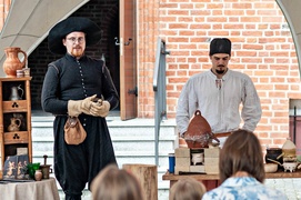 Z wina okowita, z ołowiu - złoto