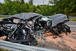 Opel uderzył w drzewo, kierowca miał 1,6 promila