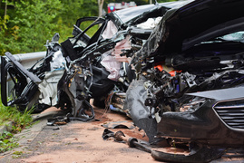 Opel uderzył w drzewo, kierowca miał 1,6 promila