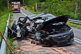 Opel uderzył w drzewo, kierowca miał 1,6 promila