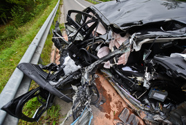 Opel uderzył w drzewo, kierowca miał 1,6 promila