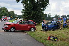 Wypadek 3 pojazdów pod Jelonkami, dwie osoby w szpitalu, sprawca zbiegł