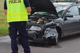 Wypadek 3 pojazdów pod Jelonkami, dwie osoby w szpitalu, sprawca zbiegł