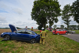 Wypadek 3 pojazdów pod Jelonkami, dwie osoby w szpitalu, sprawca zbiegł