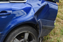 Wypadek 3 pojazdów pod Jelonkami, dwie osoby w szpitalu, sprawca zbiegł