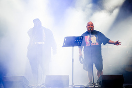 Piersi przegoniły deszcz