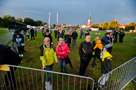 Piersi przegoniły deszcz