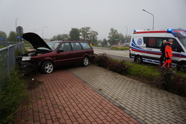 Volkswagen wjechał w ogrodzenie, a opel zderzył się z fiatem