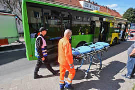 Autobus uderzył w osobówkę na Robotniczej