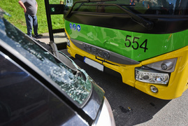 Autobus uderzył w osobówkę na Robotniczej