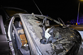 Po uderzeniu w lampę, auto stanęło w płomieniach. Kierowca uciekł